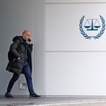 　オランダ西部ハーグの国際刑事裁判所（ＩＣＣ）を出る関係者＝９日（共同）