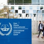 　オランダ西部ハーグの国際刑事裁判所（ＩＣＣ）前を歩く関係者ら＝９日（共同）