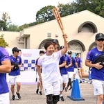 　愛知・名古屋アジアパラ大会の聖火リレーが始まり、スタートするパラカヌー女子の加治良美＝１０日午前、愛知県岡崎市