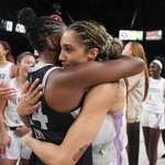 　ＷＮＢＡプレーオフ準決勝第３戦終了後、たたえ合うバルキリーズとエースズの選手＝９日、ラスベガス（ＡＰ＝共同）