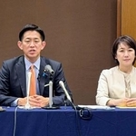 　記者団の取材に応じる自民党の小林政調会長（左）＝１０日午後、長野市