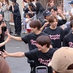 　熊本県氷川町の避難所がある中学校を訪れ、住民らと交流する男性アイドルグループのメンバー＝１０日午後