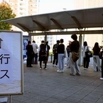 　ＪＲ新八代駅前で代行バスを待つ人たち＝８日、熊本県八代市