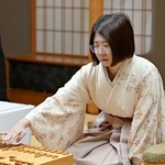 　将棋の第６期白玲戦７番勝負の第５局で福間香奈女流四冠と対局する西山朋佳白玲＝１０日午前、金沢市