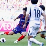 　ＦＣ東京-浦和　前半、ゴールを狙うＦＣ東京・永野（左）＝味スタ