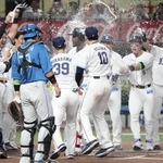 　１０回、サヨナラ本塁打を放ち、西武ナインに祝福されるカナリオ（中央奥）＝ベルーナドーム