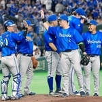　ＣＳファーストステージ初戦で巨人に勝利し、タッチを交わす牧（右から３人目）らＤｅＮＡナイン＝東京ドーム