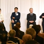 　自民党栃木県連が宇都宮市で開いた政治資金パーティーに登壇した（右から）会長の茂木外相、幹事長の日向野義幸県議ら。簗農相は欠席した＝１０日午前、宇都宮市