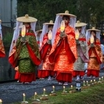 　「八咫の火祭り」で竹灯籠を手に練り歩く平安装束の女性ら＝１０日夕、和歌山県田辺市
