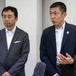 　会合を終え、記者団の取材に応じる大阪維新の会の杉江友介幹事長（右）ら＝１０日午後、大阪市