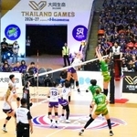 　バンコクでの開幕戦でプレーするＳＡＧＡ久光スプリングス（右）とアリーザ愛知の選手たち＝１０日（共同）