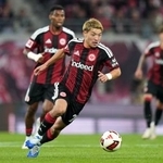 　ライプチヒ戦でドリブルするアイントラハト・フランクフルトの堂安律＝１０日、独ライプチヒ（ゲッティ＝共同）