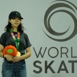 　スケートボード・パークの世界選手権、優勝し、表彰台に立つ長谷川瑞穂＝１０日、アスンシオン（ＡＰ＝共同）