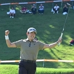 　スタンレー・レディース・ホンダ最終ラウンド、優勝を決めてガッツポーズする岩井明＝１１日、静岡県東名ＣＣ（ゲッティ＝共同）