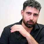 　イスラム組織ハマスに拘束されていた状況を話す元人質のガイ・ギルボア・ダラルさん＝８日、東京都内