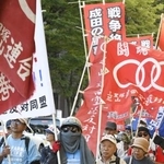 　三里塚・芝山連合空港反対同盟北原派の集会後、デモ行進する人たち＝１１日午後、千葉県成田市