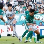 　東京Ｖ-広島　後半、チーム２点目のゴールを決める広島・鈴木（左から２人目）＝味スタ
