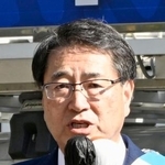 　新潟市長選が告示され、第一声を上げる中原八一氏＝１１日午前、新潟市