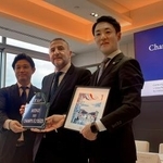 　パリ市内で行われた調印式に出席し、写真に納まる大阪市の横山英幸市長（右）ら＝７日（大阪市提供）