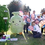 　愛・地球博記念公園で苗木を植え、「モリゾー」「キッコロ」と写真に納まる人たち＝１１日午後、愛知県長久手市