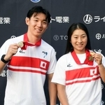 　ＢＭＸフリースタイル・パークのエリートクラスで優勝した男子の中村輪夢（左）と女子の小沢美晴＝岡山市杜の街グレース特設会場