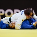 　混合団体２回戦女子５７キロ級　アゼルバイジャン選手（下）に一本勝ちした玉置桃＝バクー（共同）