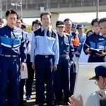 　印旛沼の被害状況について、千葉県の担当者から説明を受ける細野防災相（左端）＝１１日午後、千葉県成田市