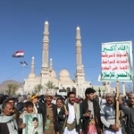 　イエメンの親イラン武装組織フーシ派支持者ら＝９日、イエメン・サヌア（ＡＰ＝共同）