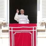 　バチカンのサンピエトロ広場で日曜の祈りを終えたローマ教皇レオ１４世＝１１日（ＡＰ＝共同）