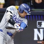 　ブルワーズ戦の６回、左前打を放つドジャース・大谷＝ミルウォーキー（共同）