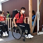 　宿泊拠点に入る車いすバスケットボール女子の選手たち＝１２日午前、名古屋市