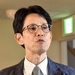 　記者団の取材に応じる民主改革の会の階幹事長＝１２日午後、盛岡市