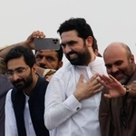 　パキスタンのカイバル・パクトゥンクワ州で抗議デモをするアフリディ同州首相（右から２人目）＝８日（ロイター＝共同）