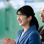 　国民スポーツ大会の軟式野球の試合を観戦される愛子さま＝１２日午後、青森県六戸町