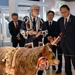 　アイヌ文化施設「民族共生象徴空間（ウポポイ）」を視察する葉梨アイヌ施策相（右端）＝１２日午後、北海道白老町