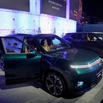 　新車発表会で披露された中国メーカーの車＝９月、北京（共同）