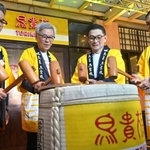 　１２日、マニラで開かれた「鳥貴族」フィリピン第１号店のオープニング式典で、鏡開きをするエターナルホスピタリティグループの大倉忠司社長（左から２人目）（共同）