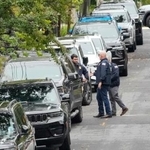　ワシントン近郊にあるオマル下院議員の自宅を捜索した国土安全保障省の捜査官＝１２日、ワシントン（ＡＰ＝共同）