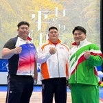 　現役最後の試合を終え、ポーズをとる重量挙げ男子の村上英士朗（右）＝１２日、青森県平川市（本人提供）