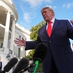 　ホワイトハウスで取材に応えるトランプ大統領＝１２日、ワシントン（ＡＰ＝共同）