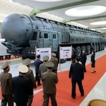 　北朝鮮の国防革命博物館に展示されたミサイル。金正恩朝鮮労働党総書記が視察した＝１１日（朝鮮中央通信＝共同）