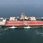 　東京湾に到着した、米国産原油を積んだタンカー＝４月