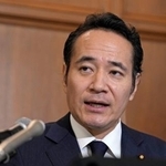 　閣議後に記者会見する簗農相＝１３日午前、国会
