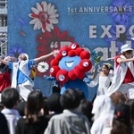 　ユニバーサル・スタジオ・ジャパンで開かれた記念イベントでパフォーマンスする「ミャクミャク」ら＝１３日午前、大阪市