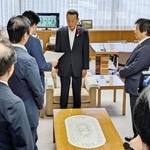 　福岡県議会の大島道人議長（奥）に百条委設置議案を提出する県議ら＝１３日午前、議会棟