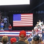 　空席が目立つトランプ米大統領の演説会場＝１２日、オハイオ州ヤングスタウン（共同）