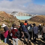 　立ち入り規制が解除され、大勢の観光客でにぎわう草津白根山の火口湖「湯釜」の展望台＝１３日午後、群馬県草津町