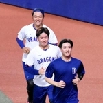 　秋季練習で走り込む中日の（手前から）吉田、金丸、高橋宏＝バンテリンドーム