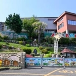 　奈良県香芝市の認定こども園「あけぼの・幼保学院」＝１３日午後