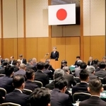 　都道府県警の捜査課長らを集めた会議。中央奥は訓示を述べる警察庁の楠芳伸長官＝１３日午後、東京都内